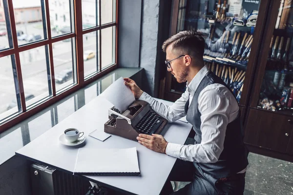 Jonge Schrijver Lezen Van Het Script Het Kantoor — Stockfoto