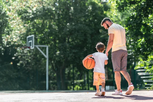 Familia Joven Con Una Pelota Cancha Baloncesto — Foto de Stock