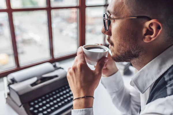 Joven Escritor Con Una Taza Café Cerca —  Fotos de Stock