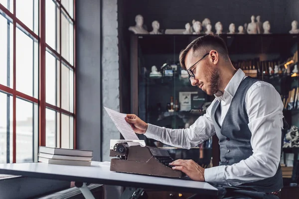 Escritor Trabajo Con Una Máquina Escribir Retro Oficina —  Fotos de Stock