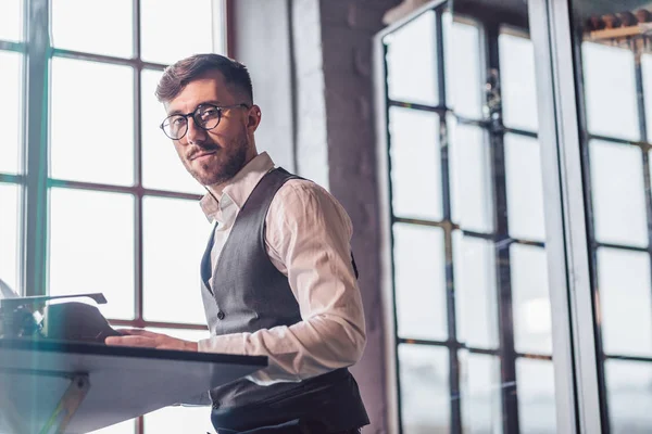 Chercher Jeune Homme Travail Dans Bureau — Photo