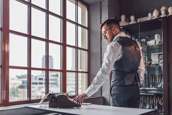 Giovane Con Una Macchina Scrivere Retrò Lavoro Ufficio — Foto Stock