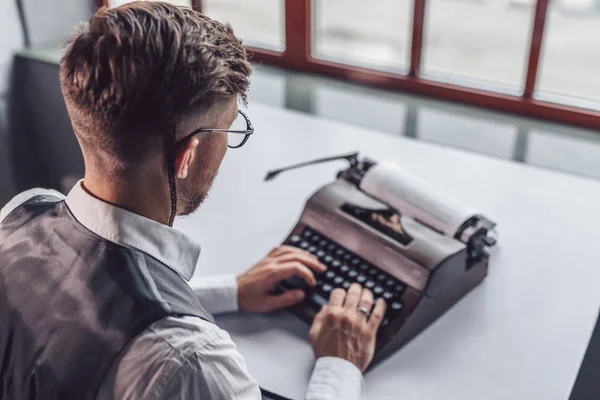 Junger Mann Mit Retro Schreibmaschine Bei Der Arbeit Büro — Stockfoto