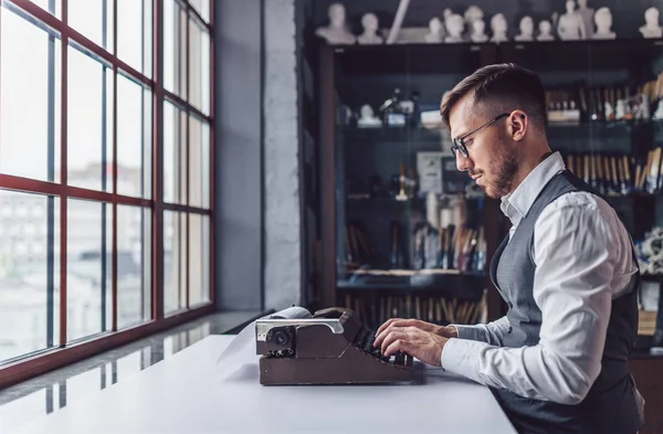 Joven Escritor Escribiendo Una Máquina Escribir Retro Por Ventana —  Fotos de Stock