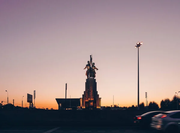 ソ連記念碑ワーカーと夕暮れ時の集団農場ガール — ストック写真