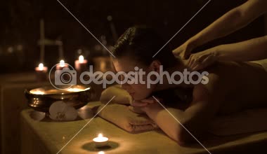 Genç kız Spa'da masaj yapıyor