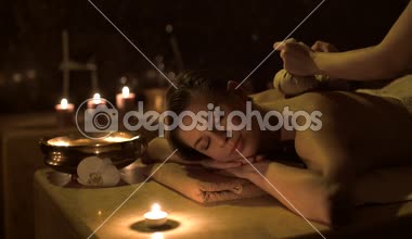 Çekici kız masaj yapıyor
