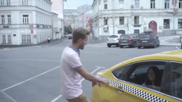 Junges Paar Taxi Freien — Stockvideo
