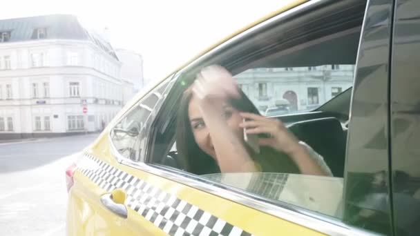 タクシーで若い笑顔の女性 — ストック動画