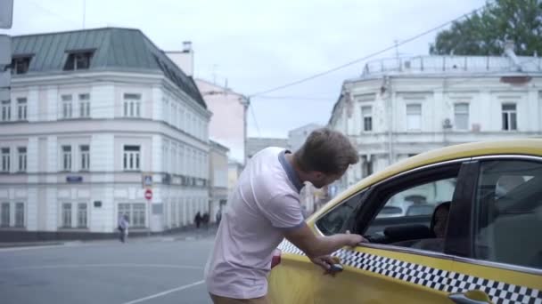 屋外タクシーで若いカップル — ストック動画