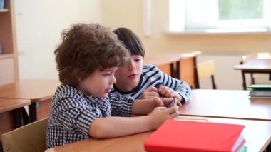 Öğrenciler sınıfta telefonları ile