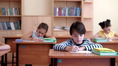 Küçük okul çocukları sınıfta