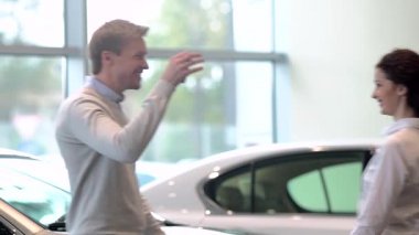 araba anahtarları ile genç bir çift