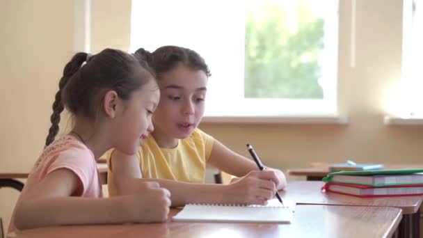 在一张桌子在学校小女孩微笑着 — 图库视频影像