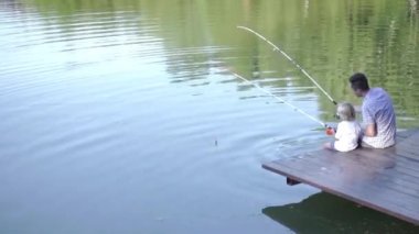 Baba ve oğul yaz aylarında balık tutma