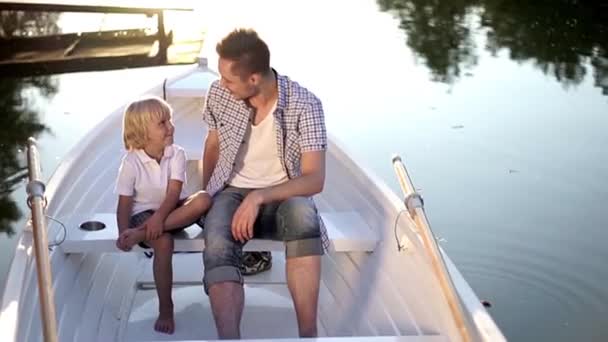 Μπαμπάς Και Γιος Βάρκα Στη Λίμνη — Αρχείο Βίντεο