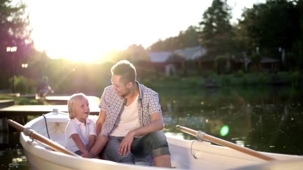 Pappa Och Son Båt — Stockvideo