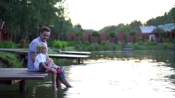 Familjen Fiske Sommar — Stockvideo