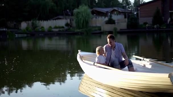 Familie Boot Auf Dem See — Stockvideo