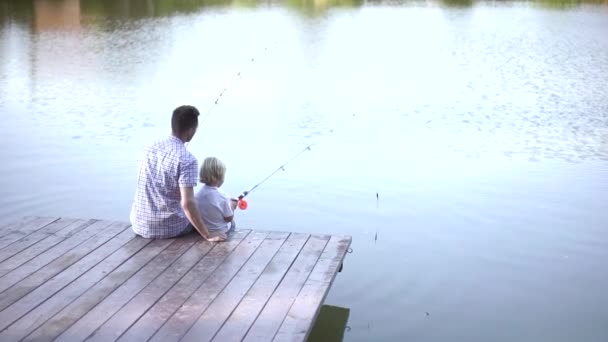 Семейная Рыбалка Летом — стоковое видео