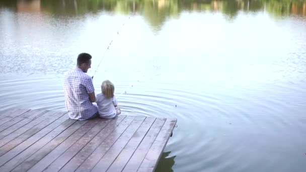 Papá Hijo Pescando Muelle — Vídeos de Stock