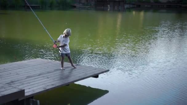 Little Boy Pesca Aire Libre — Vídeos de Stock