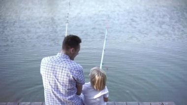 Baba ve oğul yaz aylarında Balık tutma