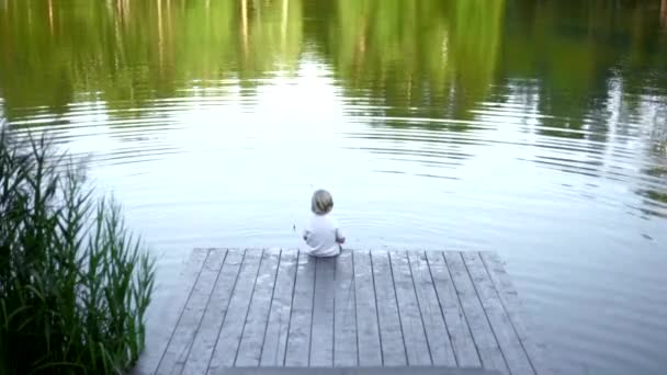小さな男の子の桟橋で釣り — ストック動画