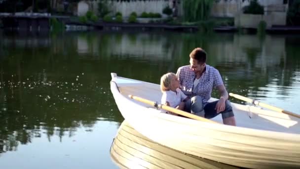 Familie Een Boot Zomer — Stockvideo