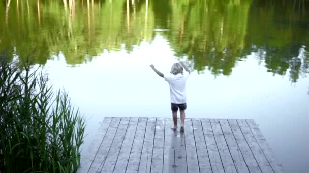 湖上码头的小男孩 — 图库视频影像