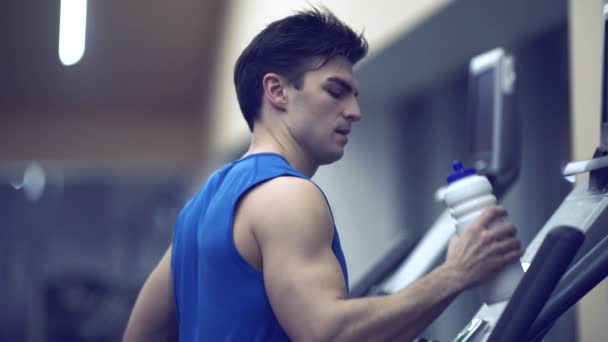 Hombre Atlético Bebiendo Agua Una Cinta Correr — Vídeos de Stock