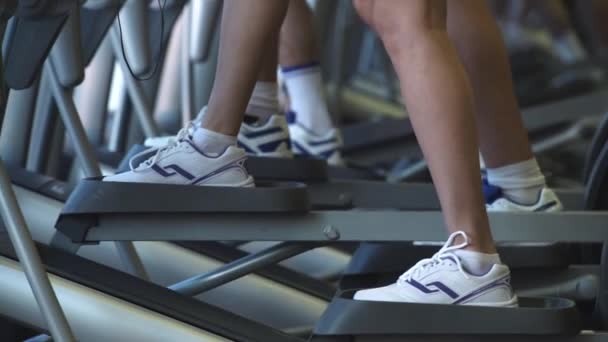 Menselijke Benen Een Elliptische Trainer — Stockvideo