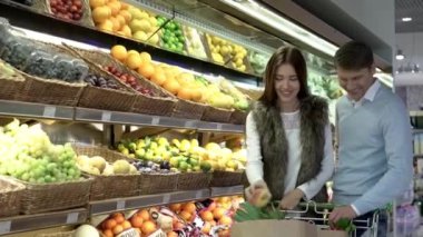 Gülümseyen iki mağaza içinde