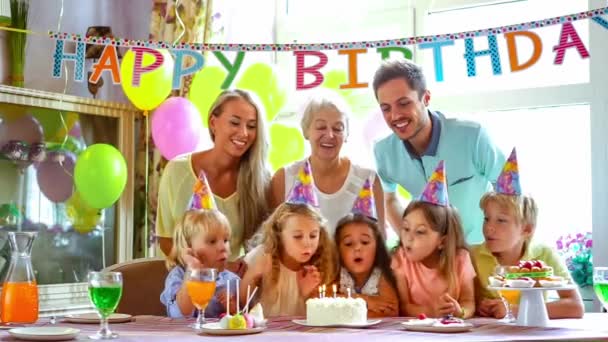 Familia Feliz Fiesta Cumpleaños — Vídeo de stock