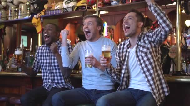 Jonge Man Met Bier Binnenshuis — Stockvideo