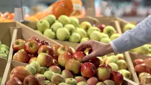 Manlig Hand Tar Ett Äpple Butiken — Stockvideo