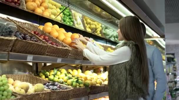 Pareja Joven Eligiendo Frutas Tienda — Vídeo de stock