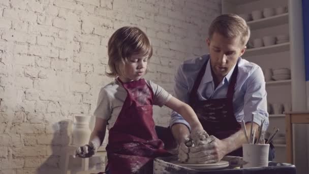 父亲和儿子在陶器 — 图库视频影像