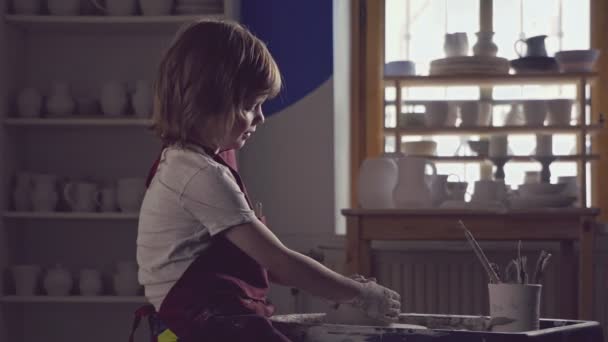 小孩子在陶器 — 图库视频影像