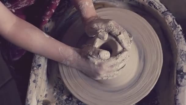 孩子们的手被塑造在陶工的轮子上 — 图库视频影像
