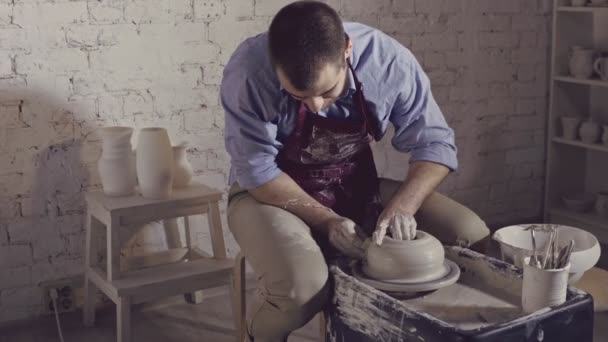 拿着陶工轮子的年轻大师 — 图库视频影像