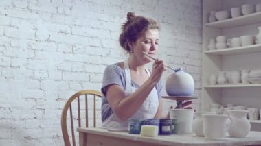 Kadın stüdyoda çizim