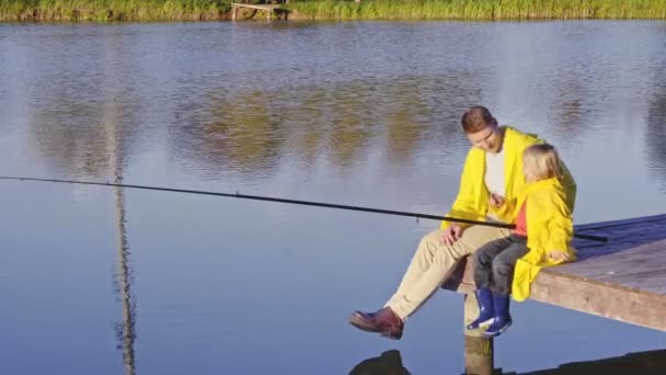 Padre Hijo Pescando Aire Libre — Vídeos de Stock