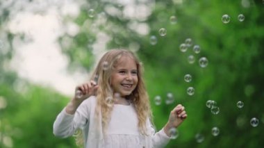 Sabun köpüğü açık havada güzel kızla