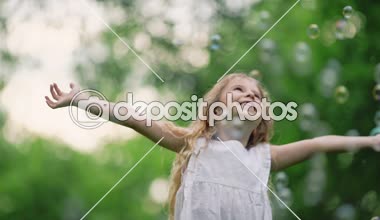 parkta sabun köpüğü ile güzel kız