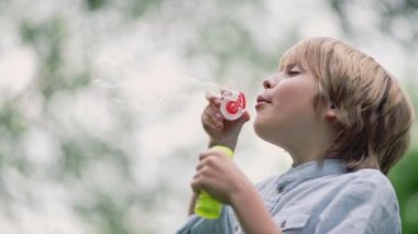 sabun köpüğü üfleme çocuk