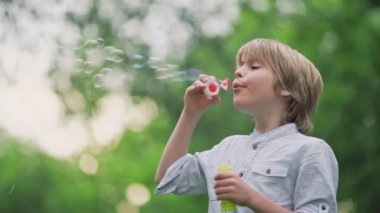 sabun köpüğü üfleme çocuk