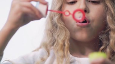 Sabun köpüklü kız 