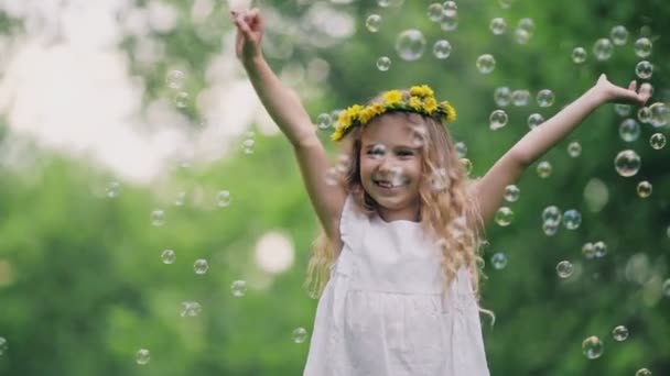 Menina Bonita Com Bolhas Sabão Parque — Vídeo de Stock