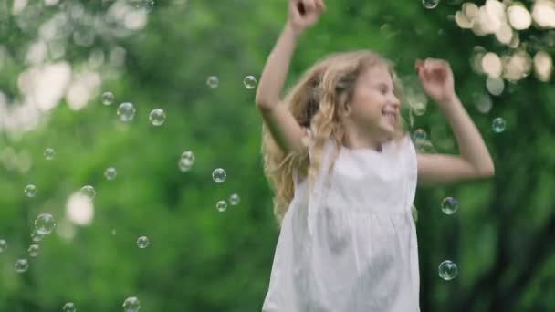 Szczęśliwa Dziewczyna Baniek Mydlanych Parku — Wideo stockowe